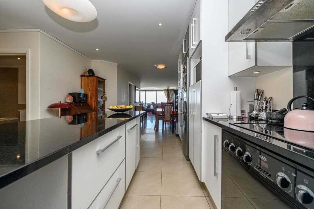 Modern Waterfront Living with Spectacular Views — photograph 9 of 24