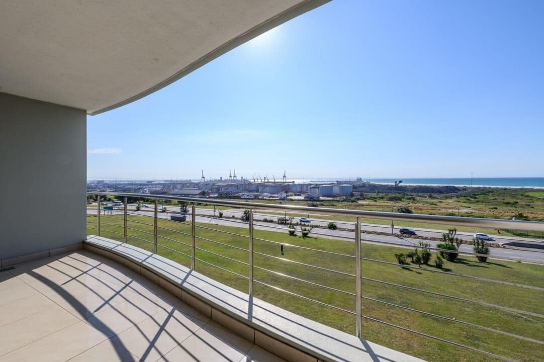 Modern Waterfront Living with Spectacular Views — photograph 23 of 24