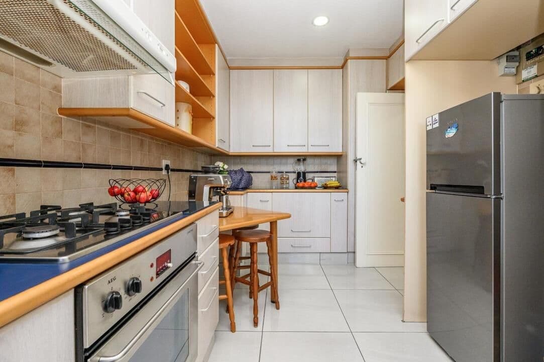 Wake up to uninterrupted 180-ocean views in this exceptional, sea facing apartment, where luxury, space and security come together to create the ultimate lock-up-and-go lifestyle. — photograph 9 of 30