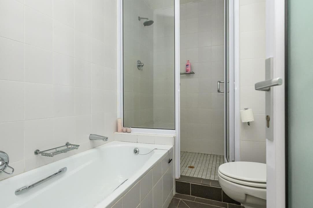 Wake up to uninterrupted 180-ocean views in this exceptional, sea facing apartment, where luxury, space and security come together to create the ultimate lock-up-and-go lifestyle. — photograph 16 of 30