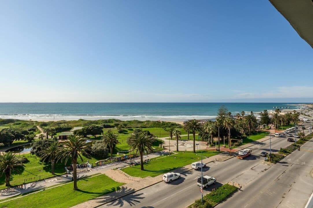 Wake up to uninterrupted 180-ocean views in this exceptional, sea facing apartment, where luxury, space and security come together to create the ultimate lock-up-and-go lifestyle. — photograph 23 of 30
