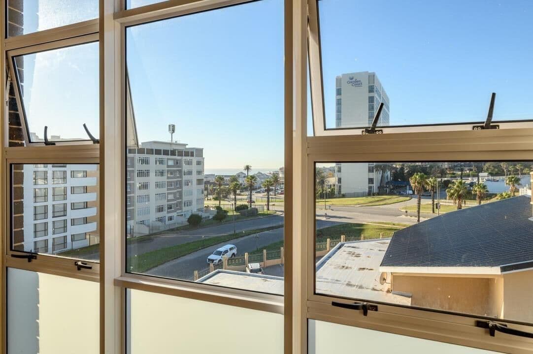 Top-Floor 2-Bedroom Apartment with Ocean Views for Sale in Prime Location — photograph 13 of 24