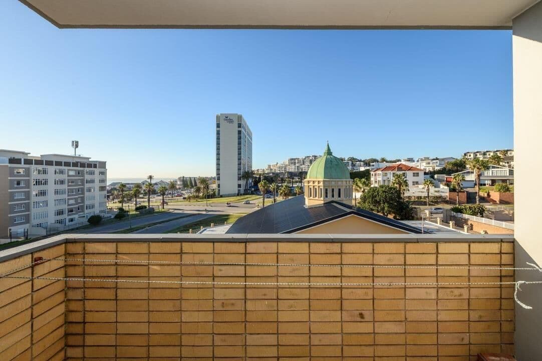 Top-Floor 2-Bedroom Apartment with Ocean Views for Sale in Prime Location — photograph 22 of 24