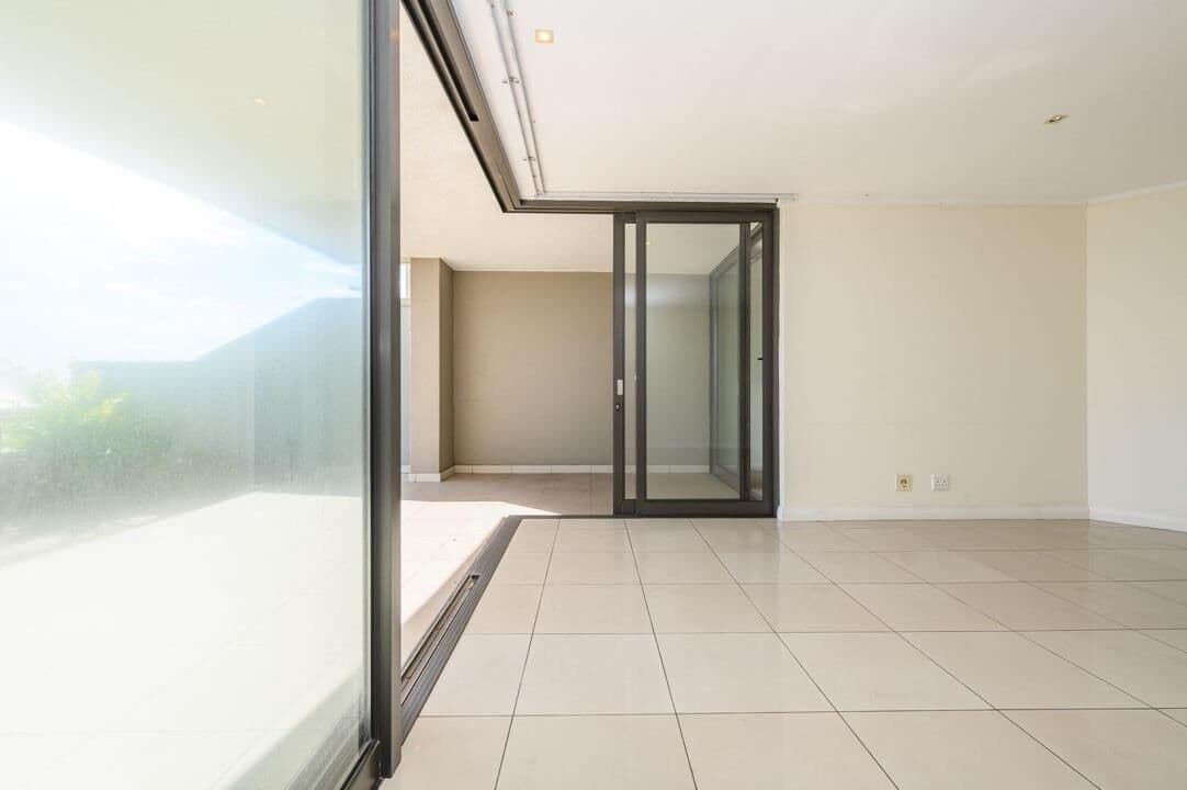 Prestigious residence with sea views and garden — photograph 2 of 34