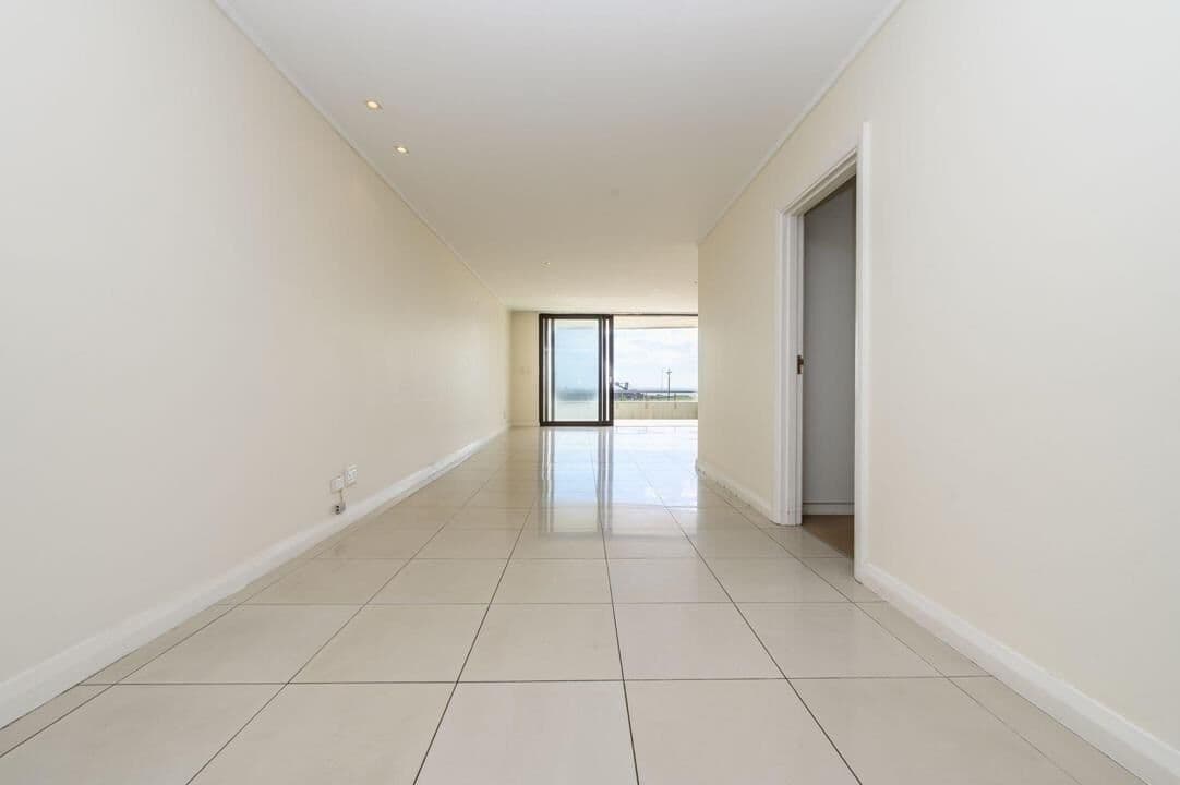 Prestigious residence with sea views and garden — photograph 9 of 34