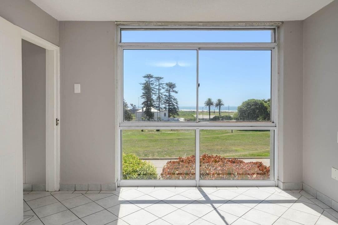Modern 3 Bedroom Apartment with Uninterrupted Sea Views — photograph 12 of 28