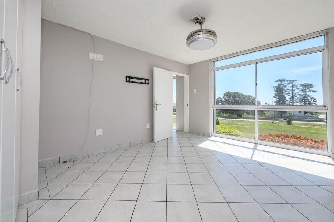 Modern 3 Bedroom Apartment with Uninterrupted Sea Views — photograph 15 of 28