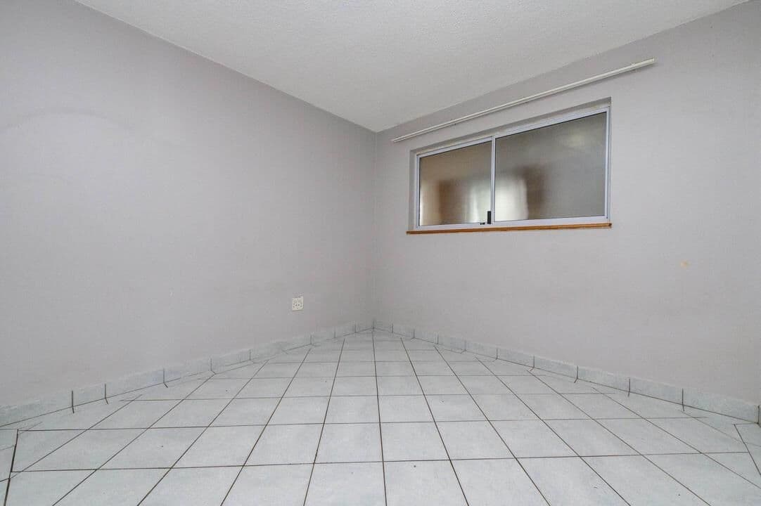 Modern 3 Bedroom Apartment with Uninterrupted Sea Views — photograph 17 of 28
