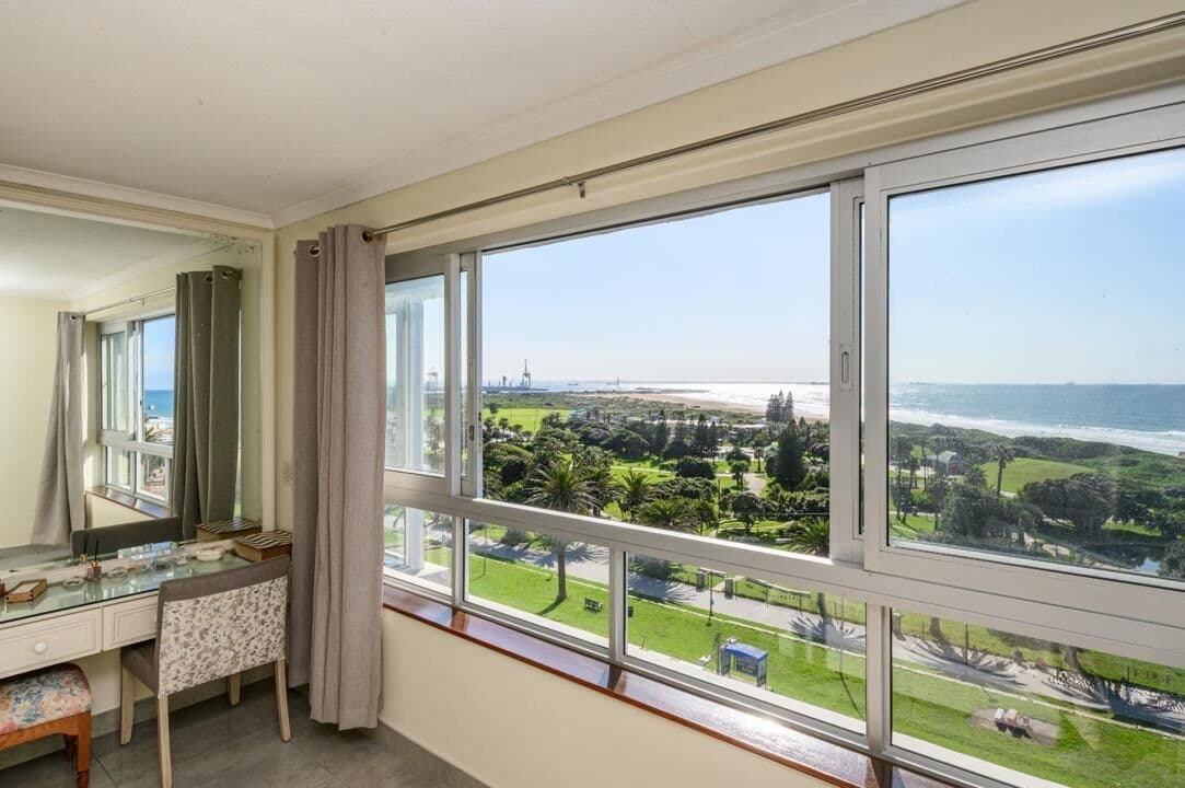 Wake up to uninterrupted 180-ocean views in this exceptional, sea facing apartment, where luxury, space and security come together to create the ultimate lock-up-and-go lifestyle. — Humewood