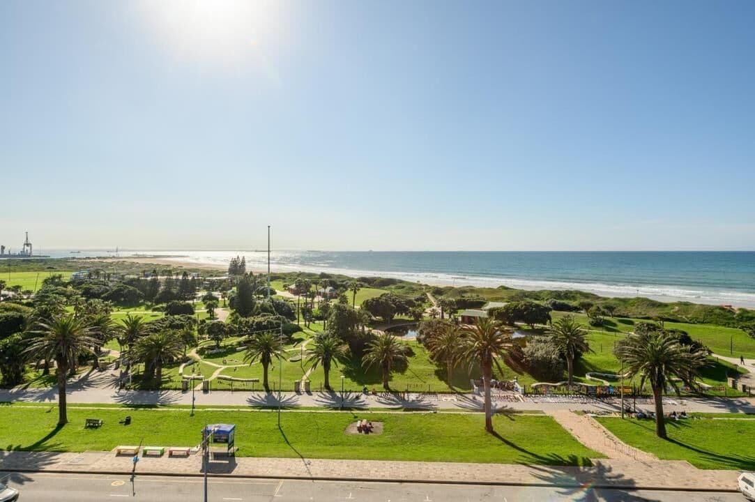 Wake up to uninterrupted 180-ocean views in this exceptional, sea facing apartment, where luxury, space and security come together to create the ultimate lock-up-and-go lifestyle. — photograph 24 of 30