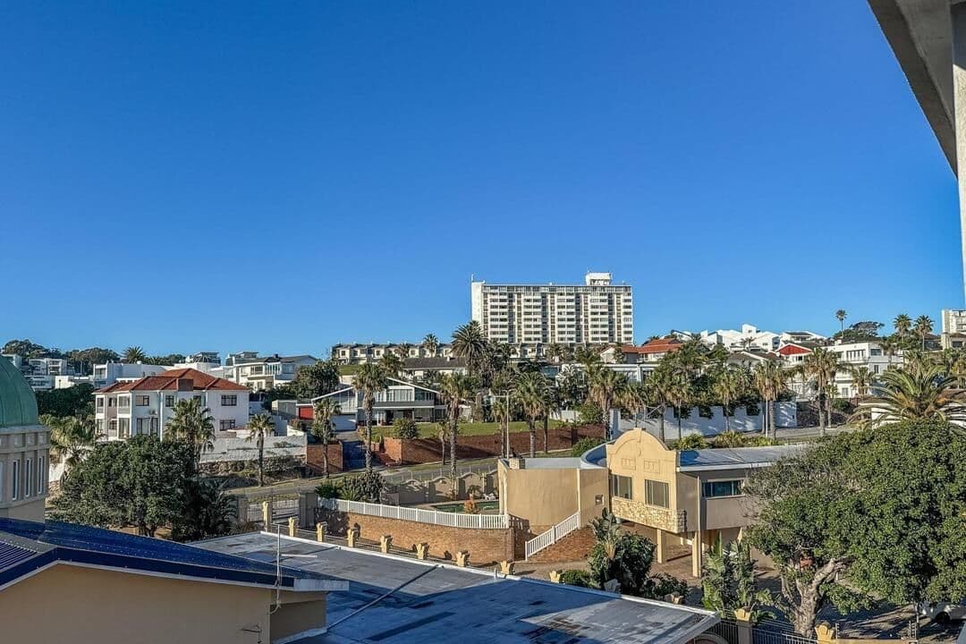 Top-Floor 2-Bedroom Apartment with Ocean Views for Sale in Prime Location — Humewood