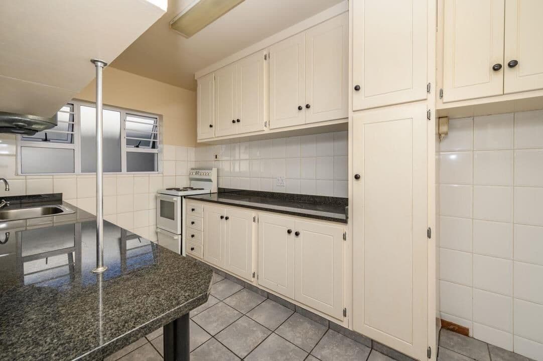 Top-Floor 2-Bedroom Apartment with Ocean Views for Sale in Prime Location — photograph 2 of 24