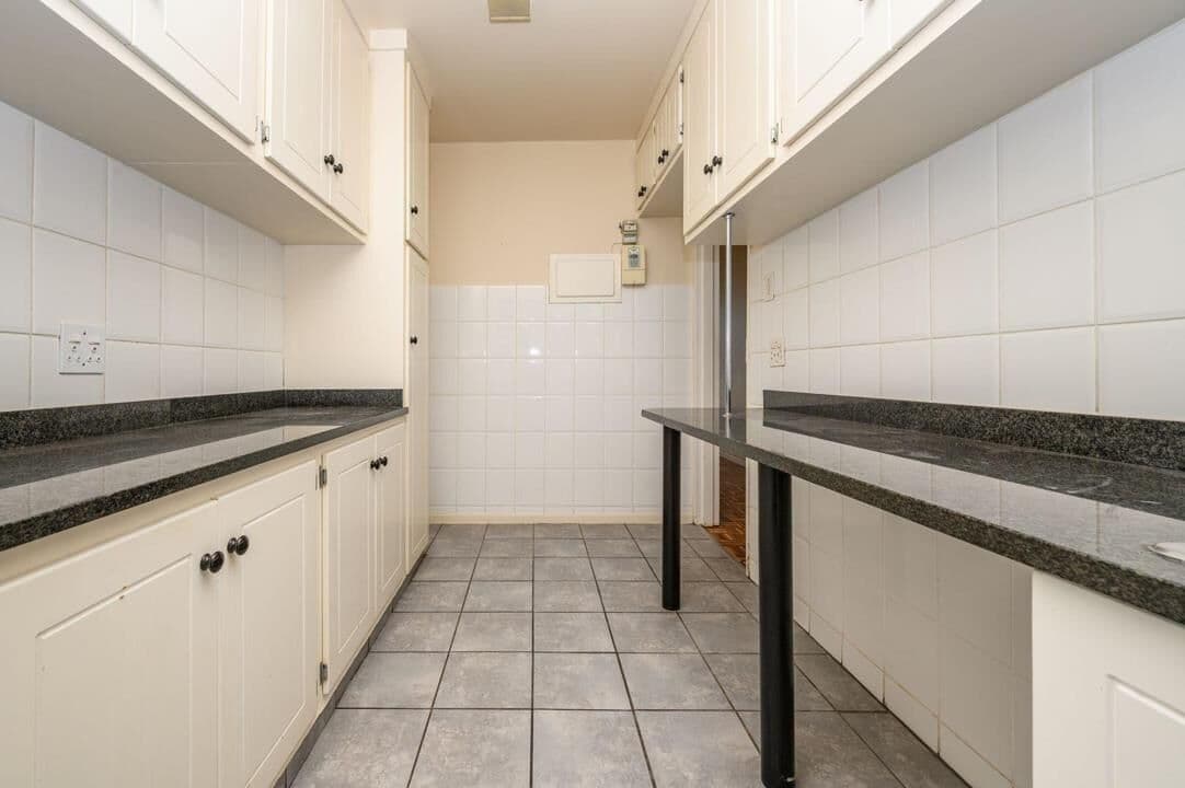 Top-Floor 2-Bedroom Apartment with Ocean Views for Sale in Prime Location — photograph 3 of 24