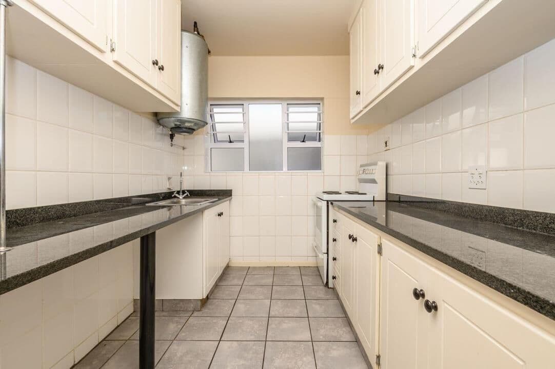 Top-Floor 2-Bedroom Apartment with Ocean Views for Sale in Prime Location — photograph 4 of 24