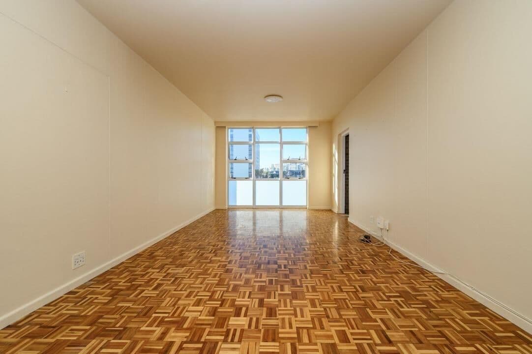 Top-Floor 2-Bedroom Apartment with Ocean Views for Sale in Prime Location — photograph 8 of 24