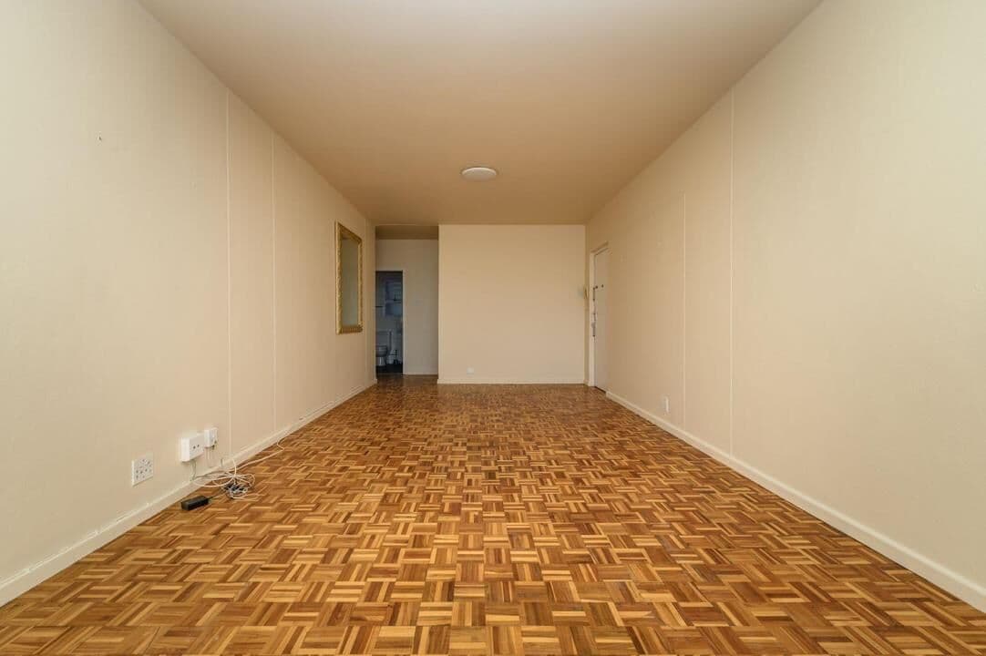 Top-Floor 2-Bedroom Apartment with Ocean Views for Sale in Prime Location — photograph 9 of 24
