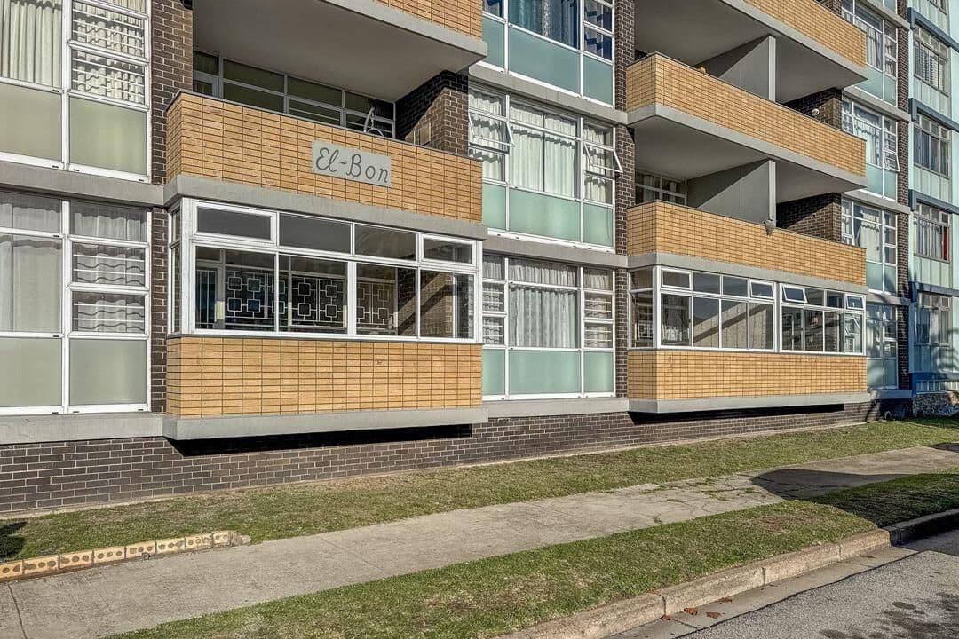 Top-Floor 2-Bedroom Apartment with Ocean Views for Sale in Prime Location — photograph 16 of 24