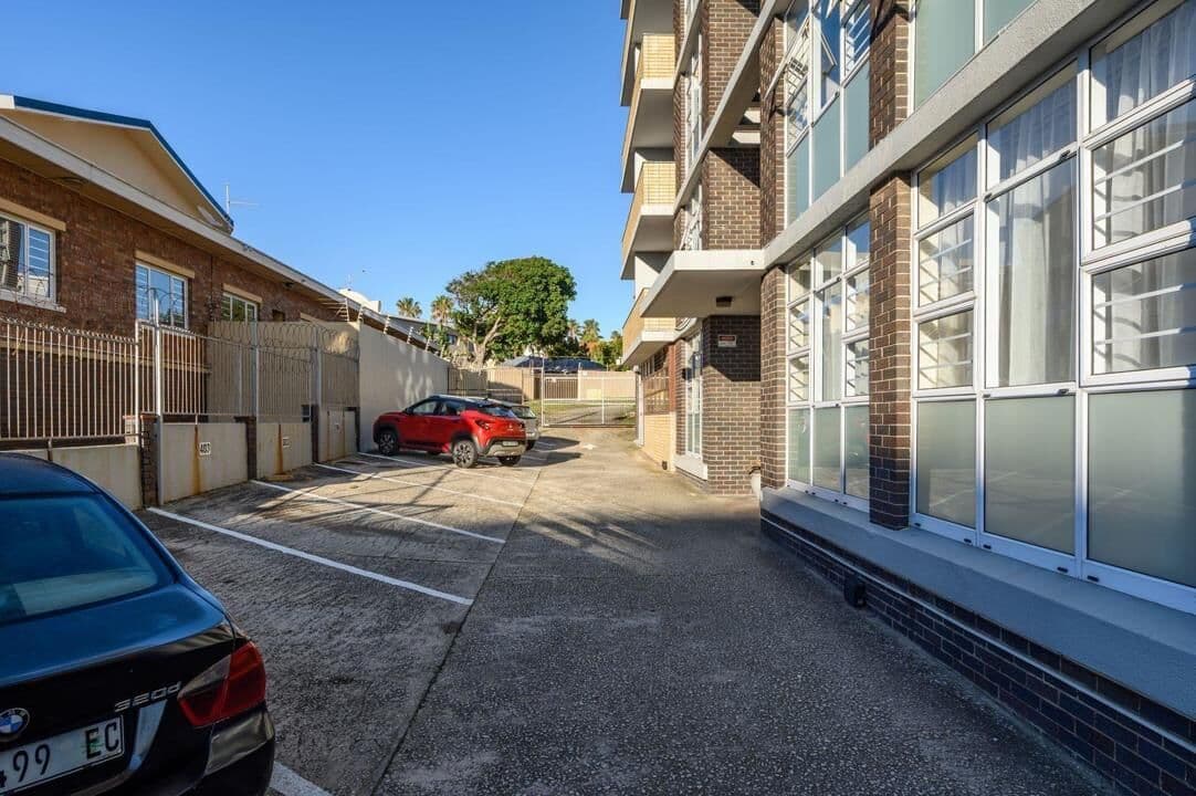 Top-Floor 2-Bedroom Apartment with Ocean Views for Sale in Prime Location — photograph 18 of 24
