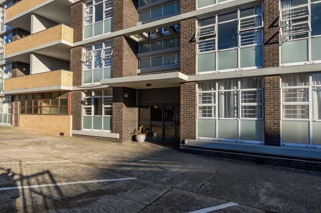 Top-Floor 2-Bedroom Apartment with Ocean Views for Sale in Prime Location — photograph 19 of 24