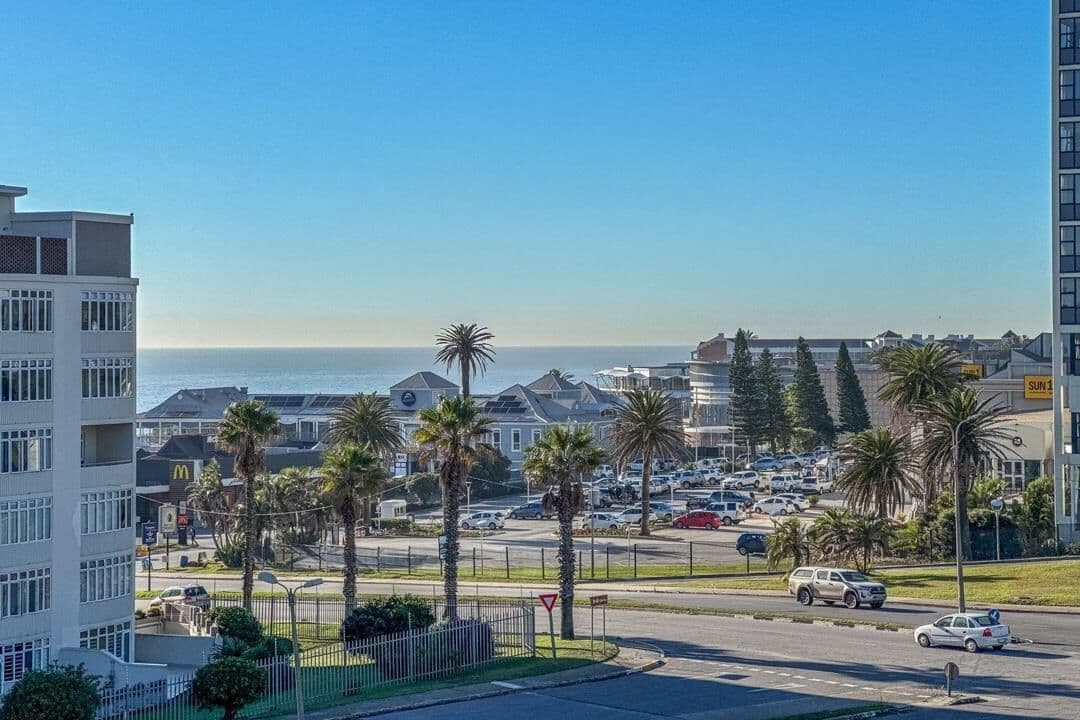 Top-Floor 2-Bedroom Apartment with Ocean Views for Sale in Prime Location — photograph 23 of 24