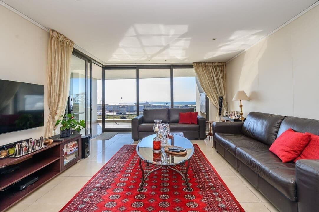 Modern Waterfront Living with Spectacular Views — Humewood