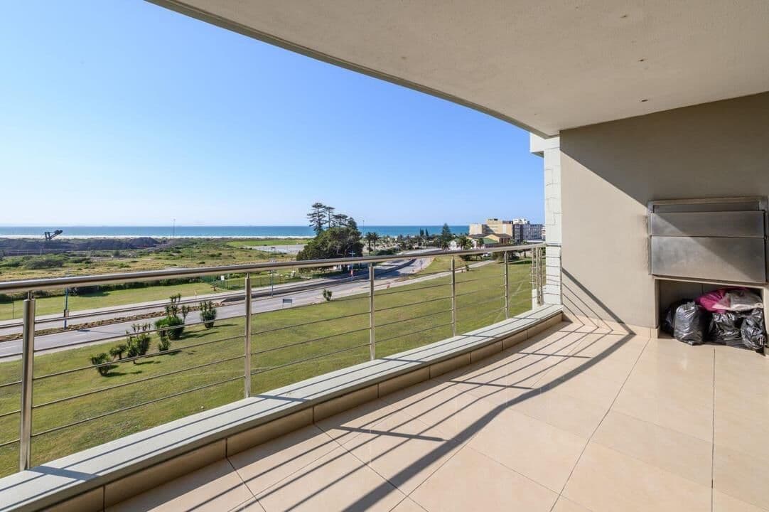 Modern Waterfront Living with Spectacular Views — photograph 20 of 24