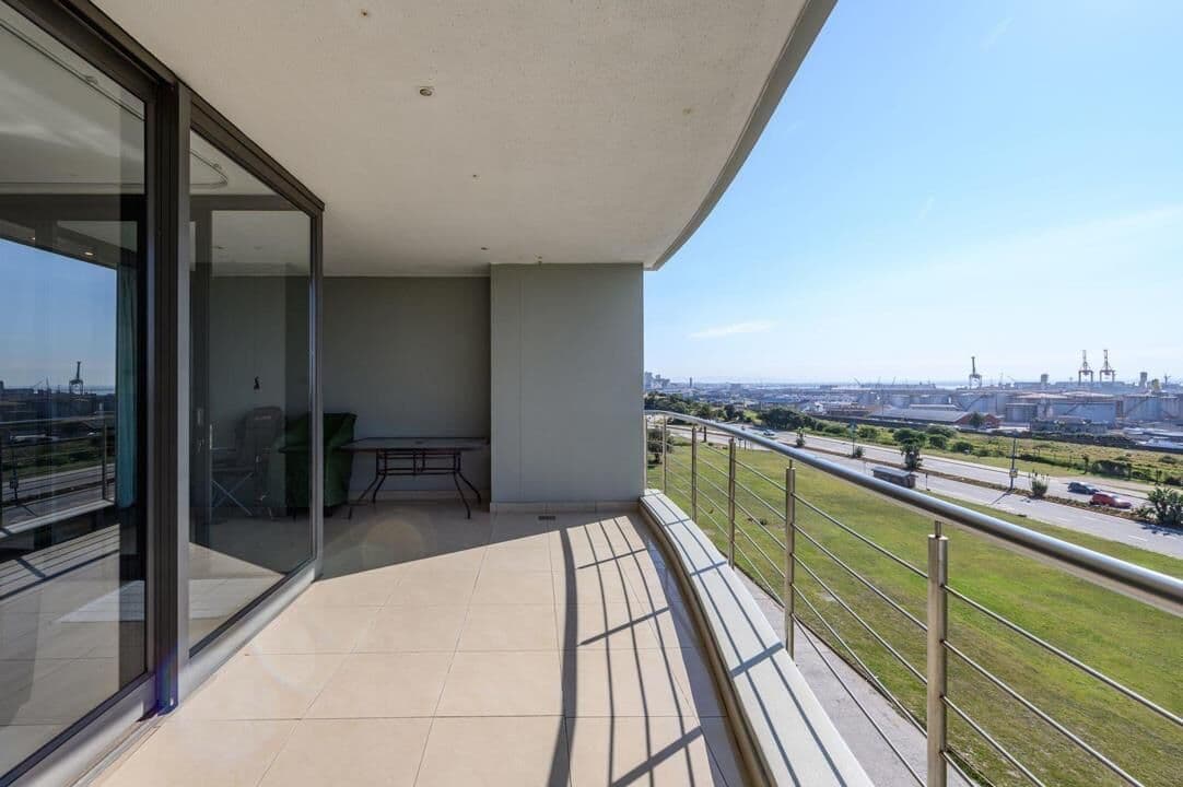 Modern Waterfront Living with Spectacular Views — photograph 21 of 24