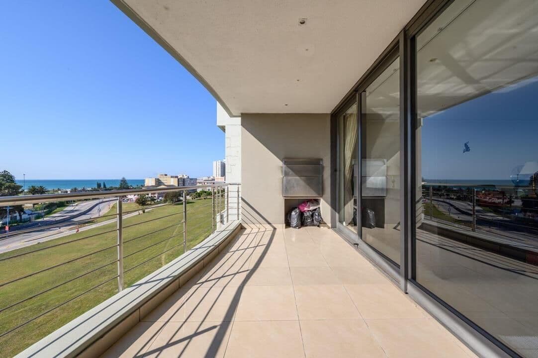 Modern Waterfront Living with Spectacular Views — photograph 22 of 24