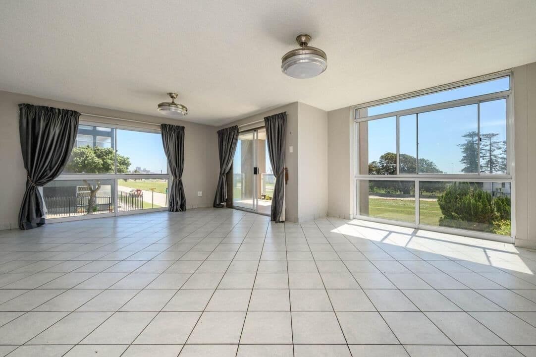Modern 3 Bedroom Apartment with Uninterrupted Sea Views — Humewood