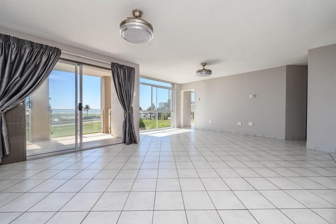 Modern 3 Bedroom Apartment with Uninterrupted Sea Views — photograph 2 of 28