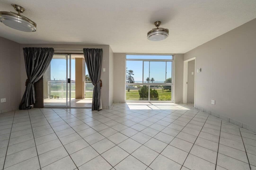 Modern 3 Bedroom Apartment with Uninterrupted Sea Views — photograph 3 of 28