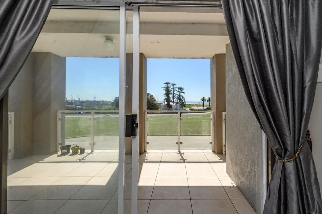 Modern 3 Bedroom Apartment with Uninterrupted Sea Views — photograph 5 of 28