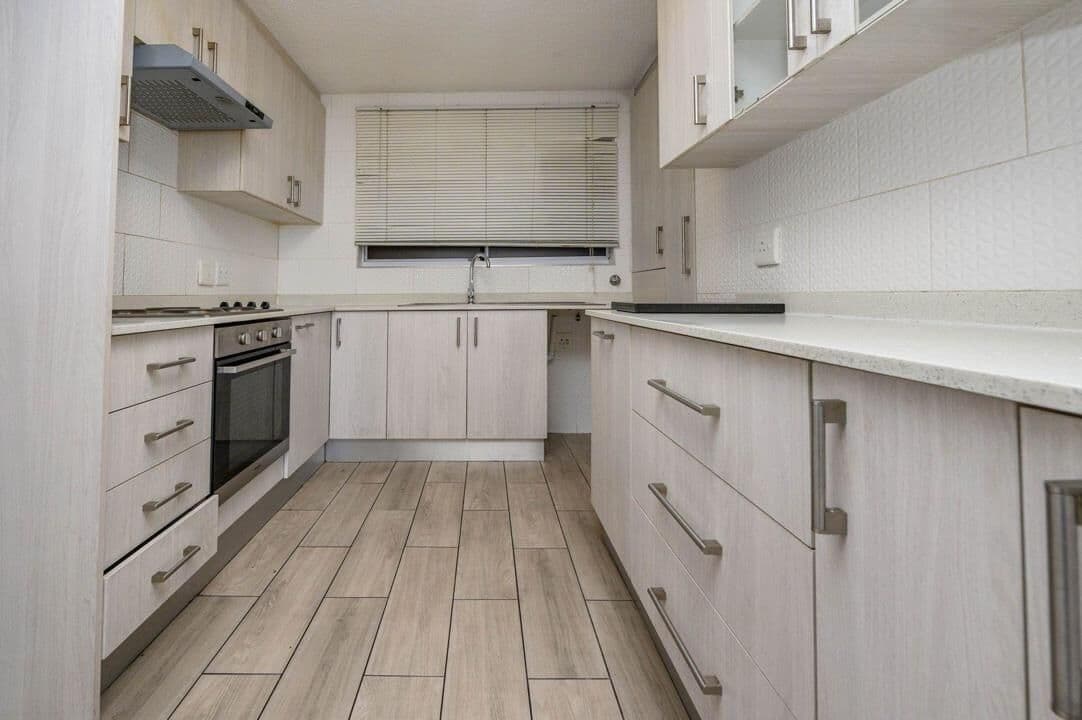 Modern 3 Bedroom Apartment with Uninterrupted Sea Views — photograph 6 of 28