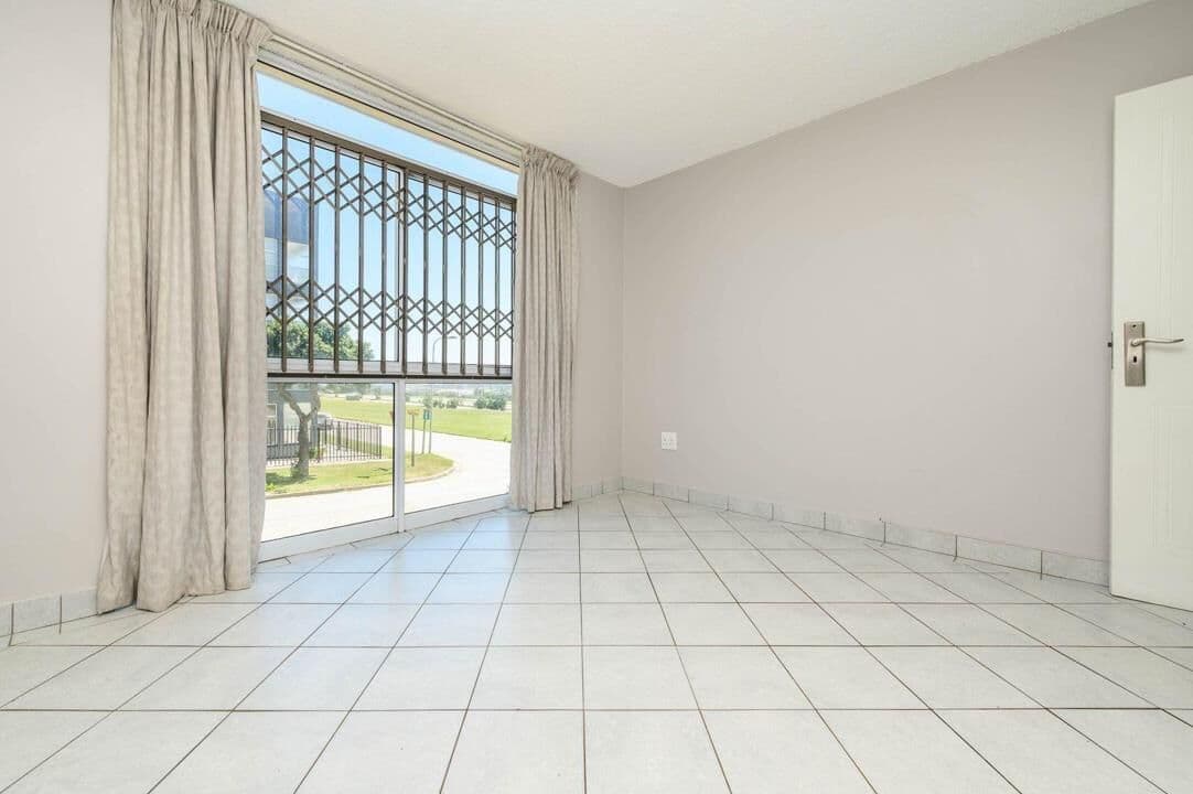 Modern 3 Bedroom Apartment with Uninterrupted Sea Views — photograph 9 of 28