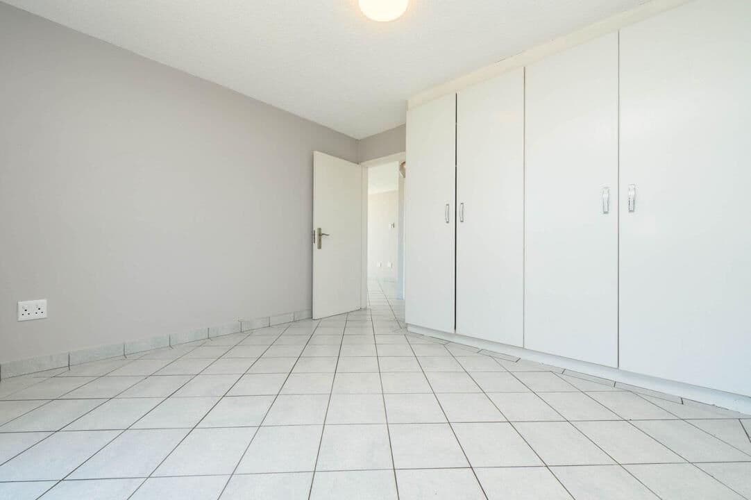 Modern 3 Bedroom Apartment with Uninterrupted Sea Views — photograph 10 of 28