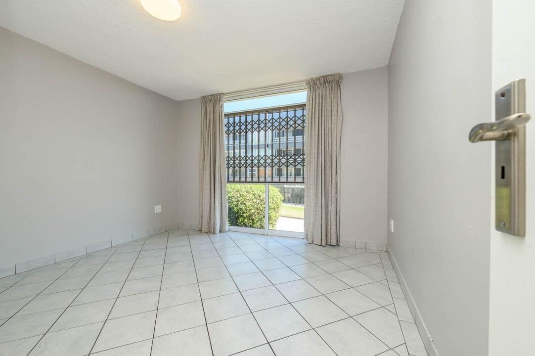Modern 3 Bedroom Apartment with Uninterrupted Sea Views — photograph 11 of 28