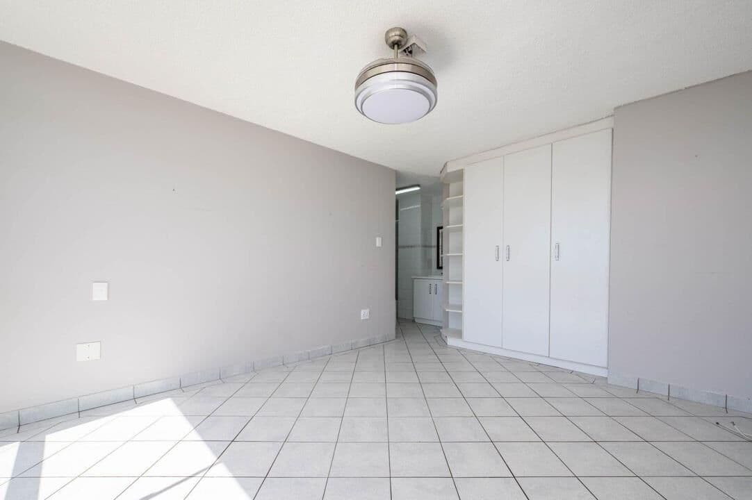 Modern 3 Bedroom Apartment with Uninterrupted Sea Views — photograph 13 of 28