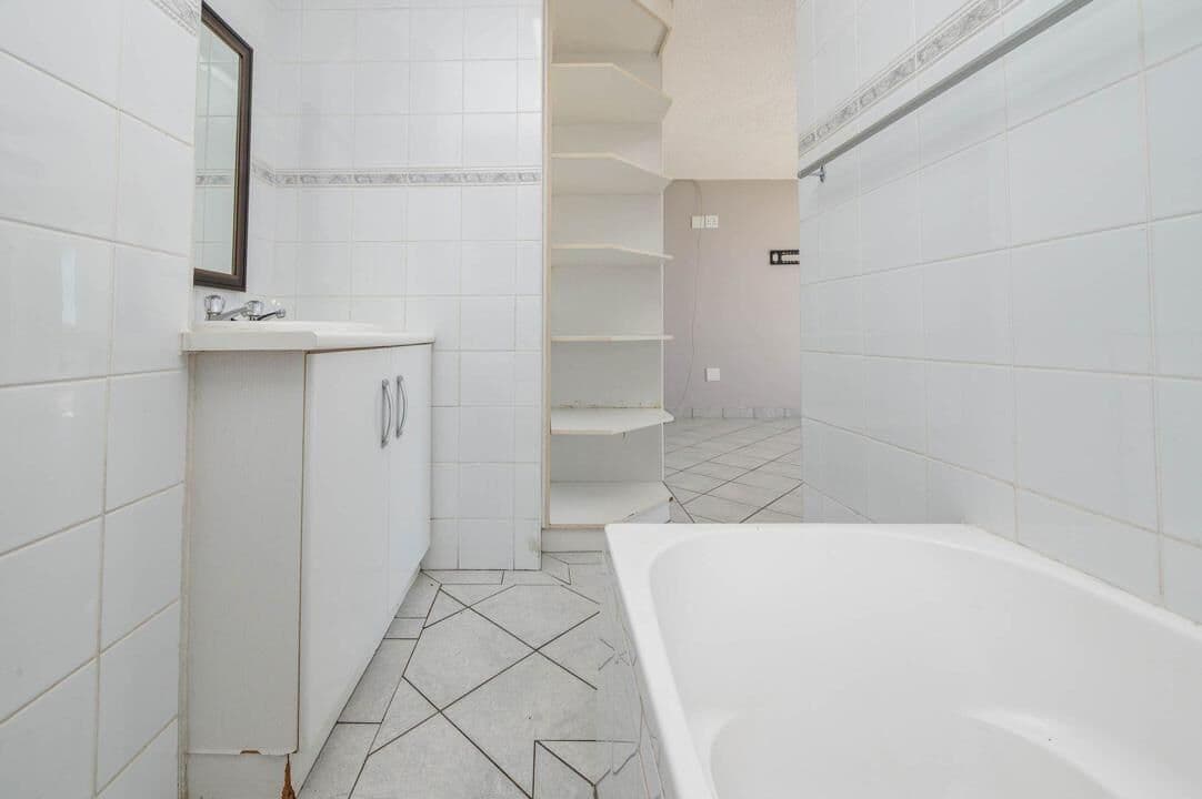 Modern 3 Bedroom Apartment with Uninterrupted Sea Views — photograph 14 of 28