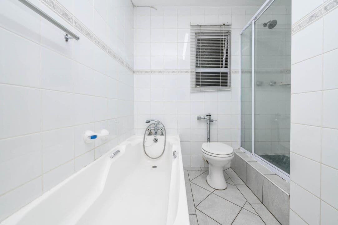 Modern 3 Bedroom Apartment with Uninterrupted Sea Views — photograph 20 of 28