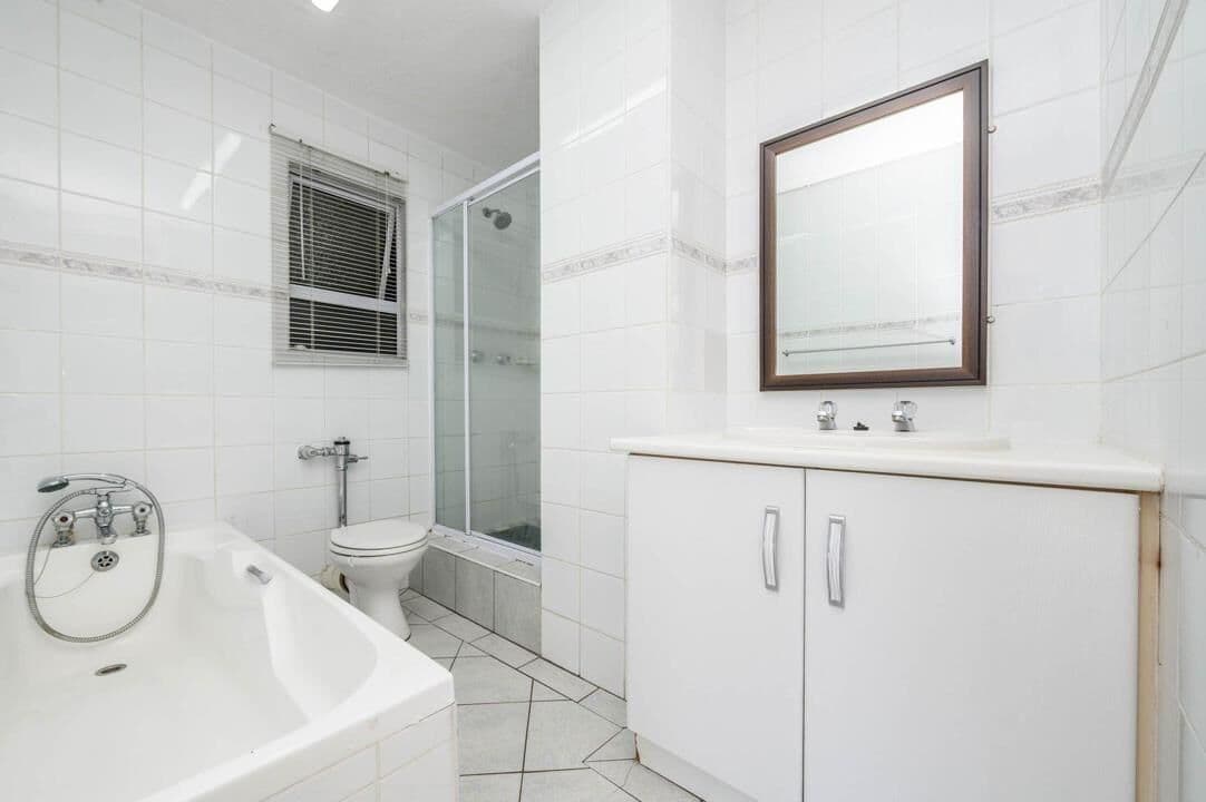Modern 3 Bedroom Apartment with Uninterrupted Sea Views — photograph 21 of 28