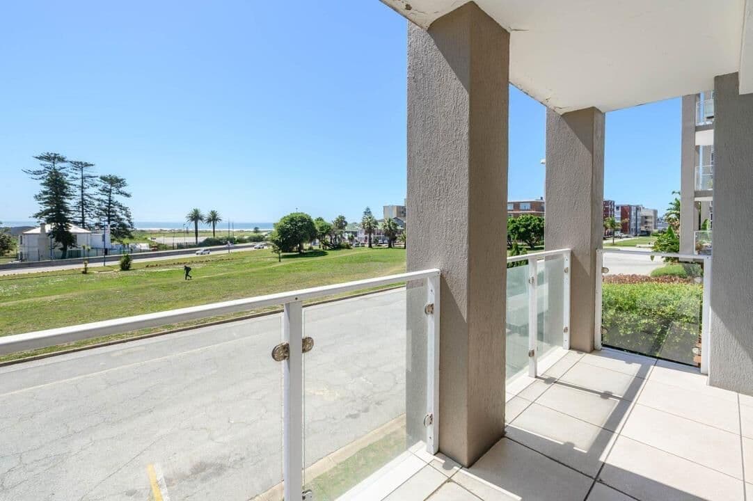 Modern 3 Bedroom Apartment with Uninterrupted Sea Views — photograph 22 of 28