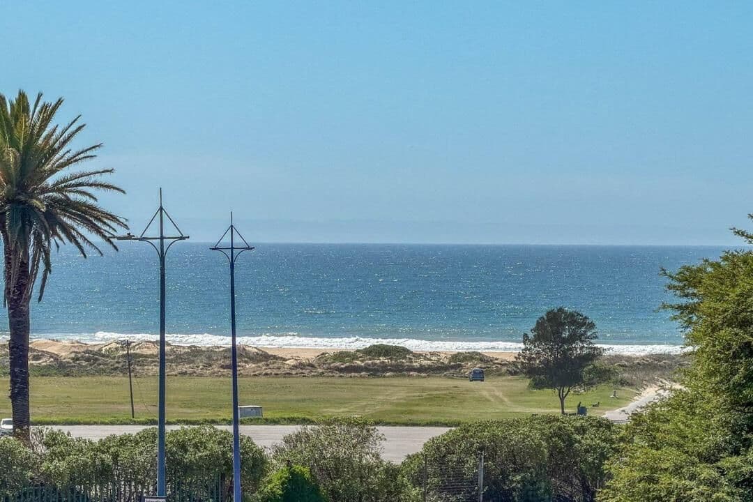 Modern 3 Bedroom Apartment with Uninterrupted Sea Views — photograph 24 of 28
