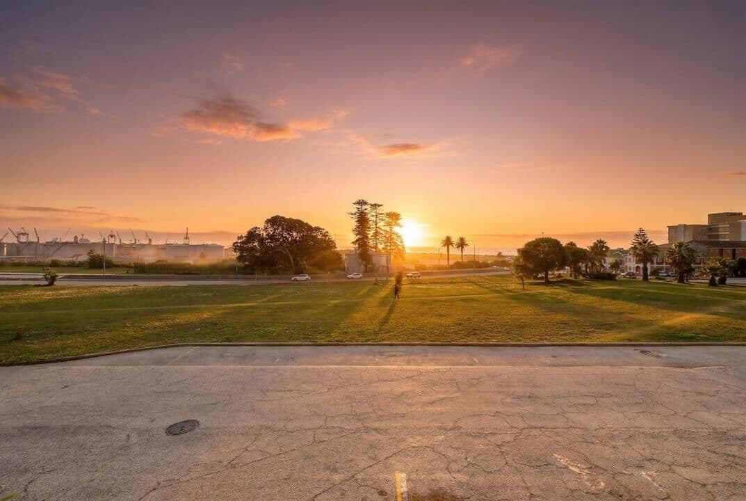 Modern 3 Bedroom Apartment with Uninterrupted Sea Views — photograph 26 of 28