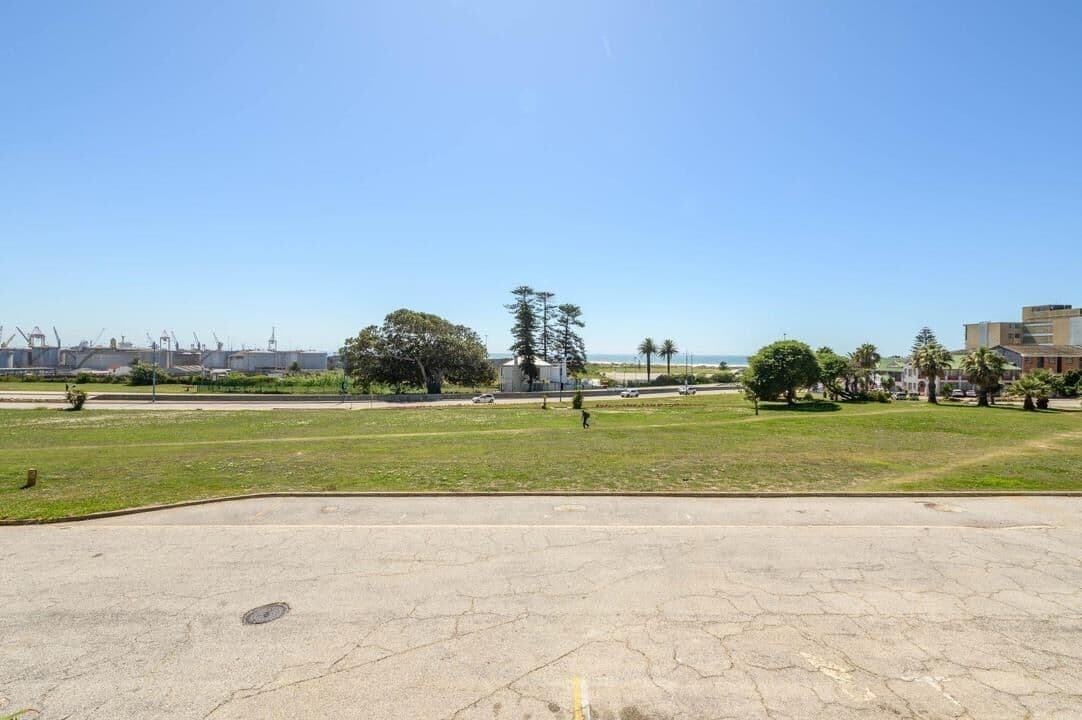 Modern 3 Bedroom Apartment with Uninterrupted Sea Views — photograph 28 of 28