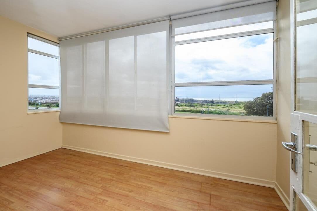 Spacious Coastal Living - An Exceptional Opportunity Near the Sea — photograph 3 of 21