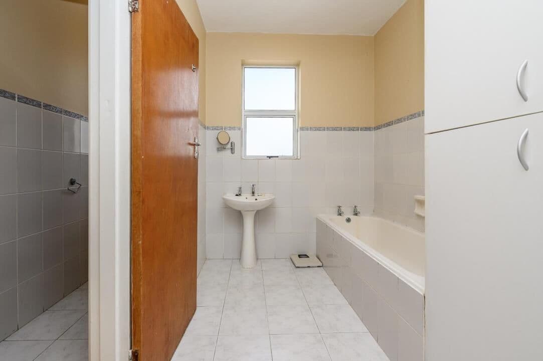 Spacious Coastal Living - An Exceptional Opportunity Near the Sea — photograph 19 of 21